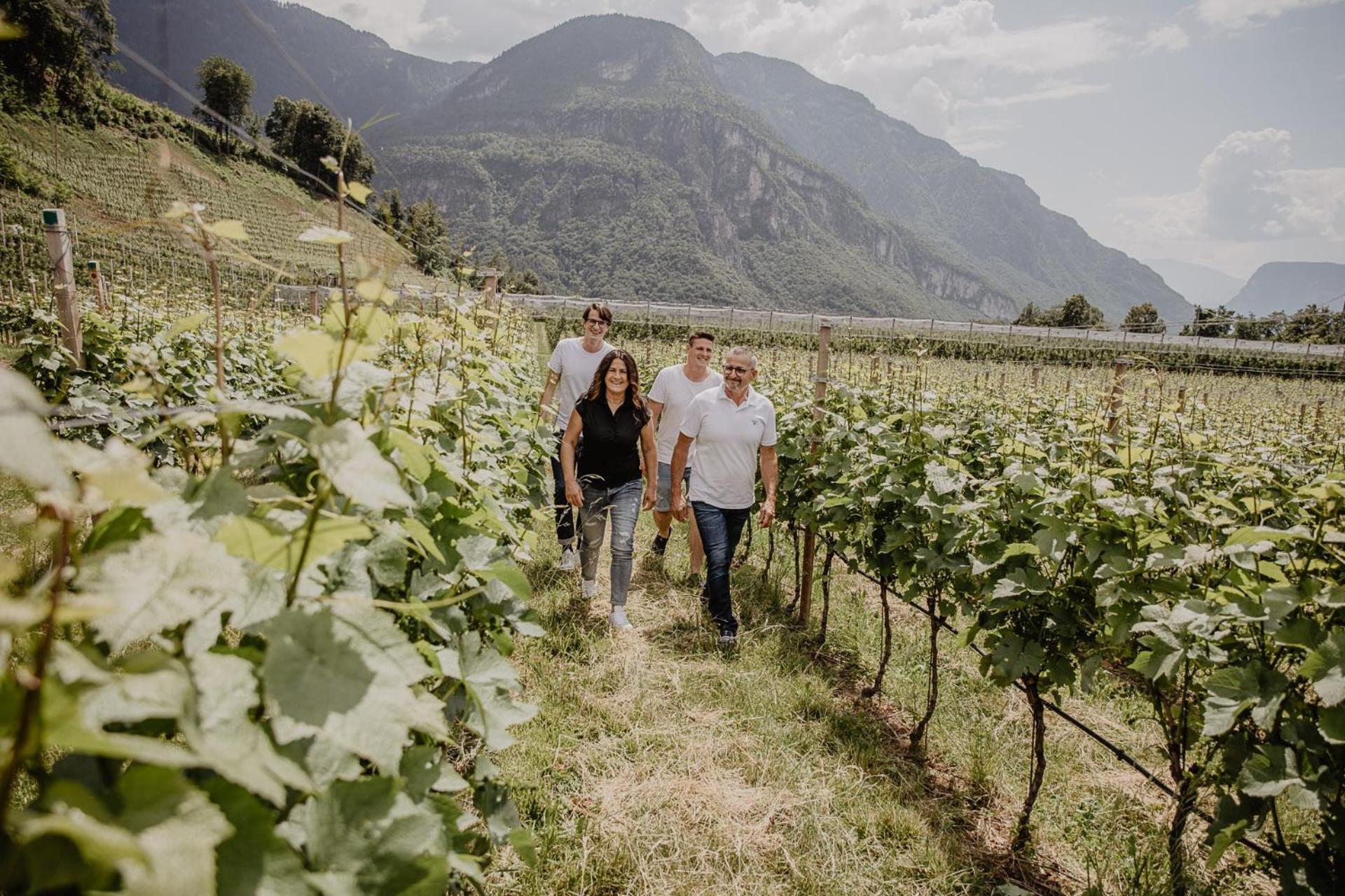 Engadiner Apartments & Wines Montagna Buitenkant foto