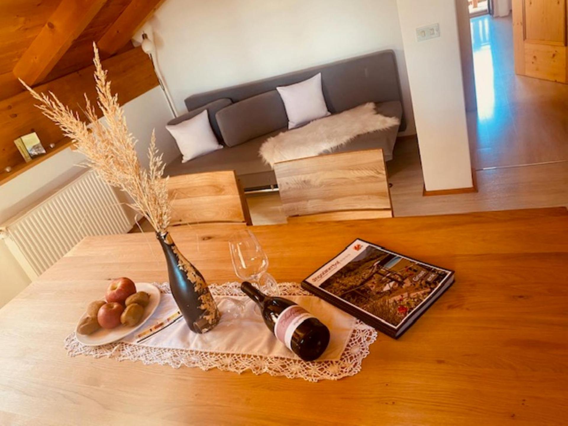 Engadiner Apartments & Wines Montagna Buitenkant foto
